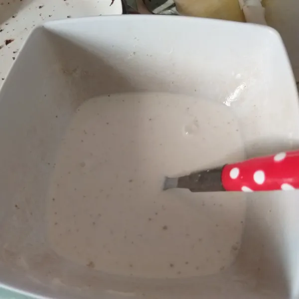 Tuangkan air sedikit demi sedikit sambil di aduk sampai adonan encer
