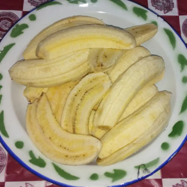 Belah belah pisang memanjang.