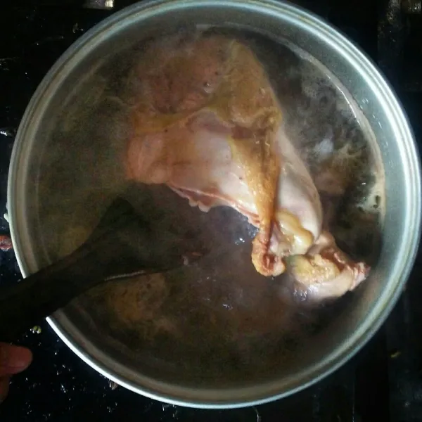 Sementara itu, rebus daging ayam untuk diambil kaldunya. Kurang lebih 1/2 jam.