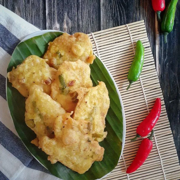 Setelah matang, sajikan tempe dalam piring saji. Hidangkan.dengan lalapan cabe rawit atau di cocol dengan sambal kecap.