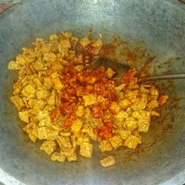 Lalu masukan tempe yang sudah di goreng sebelumnya. Aduk hingga tercampur rata.