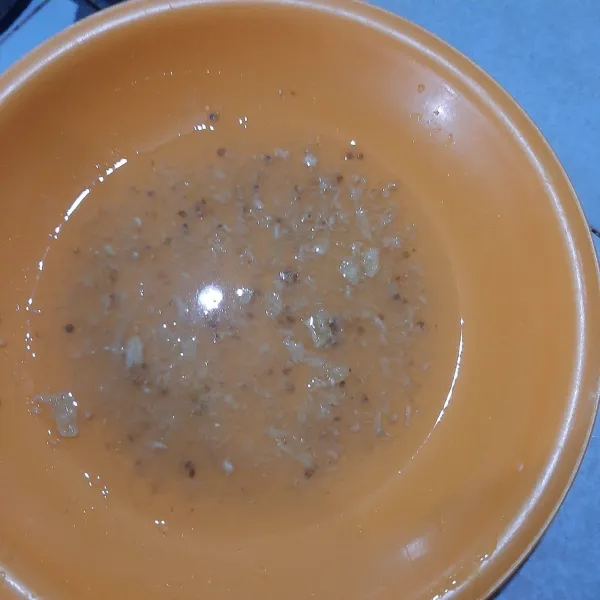Letakkan bumbu pada piring lalu beri sedikit air.