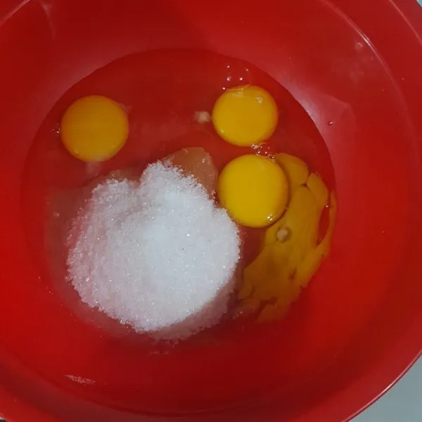 Campur telur, gula, dan sp sampai putih berjejak
