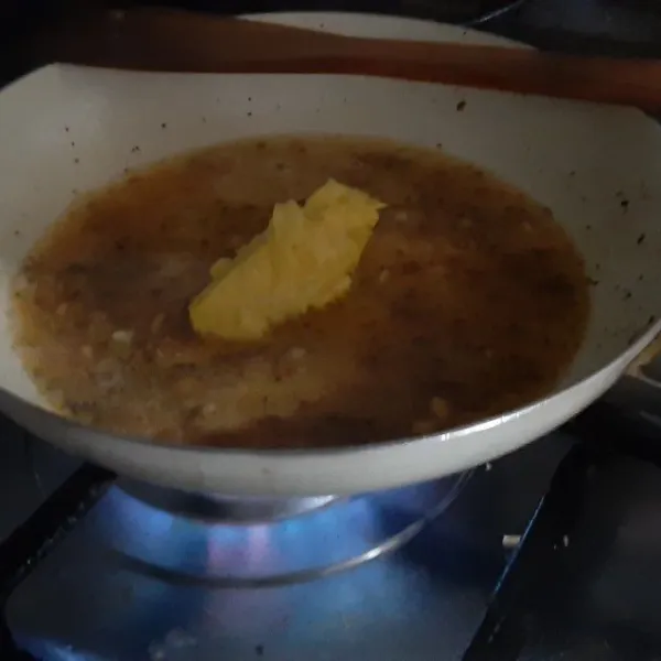 Masukkan butter sampai meleleh lalu garam dan merica