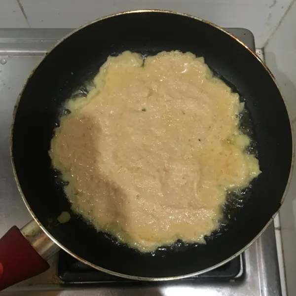 Goreng adonan kentang tadi ke dalam teflon hingga kuning keemasan di kedua sisi.