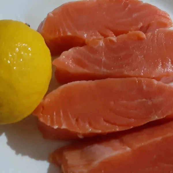 Siapkan salmon lumuri dengan air jeruk nipis atau lemon