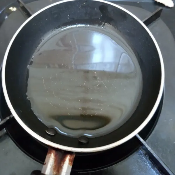 Panaskan 3 sdm minyak goreng di kompor.