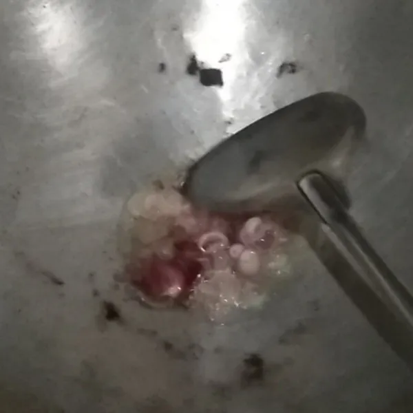 Goreng bawang merah terlebih dahulu untuk taburan saat sayur matang.