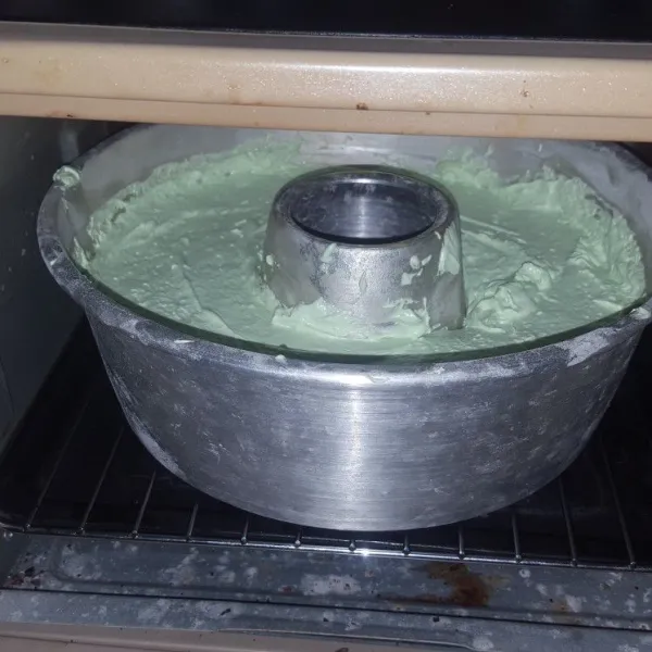 Masukkan adonan dalam cetakan yang sudah dioles mentega dan taburan tepung. Panggang kurang lebih 45 menit