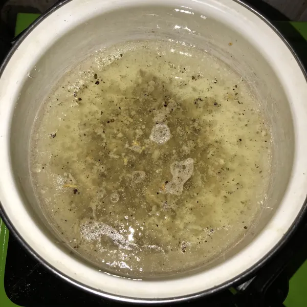 Tuangkan air lalu masak hingga muncul gelembung kecil.