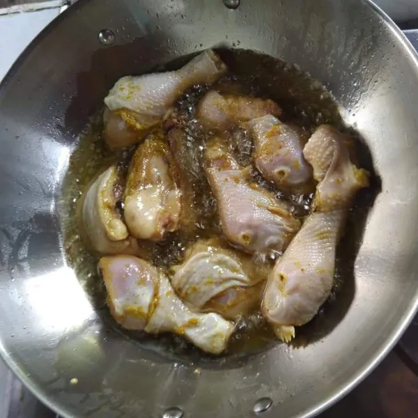 Siapkan wajan tuang minyak dan panaskan, lalu goreng daging dan kepala Ayam.
