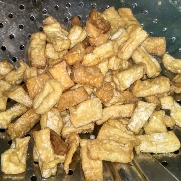 Potong-potong tahu dan goreng hingga matang