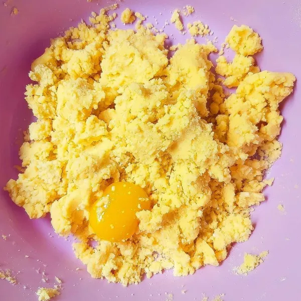 Masukkan kuning telur, uleni sampai adonan menyatu.