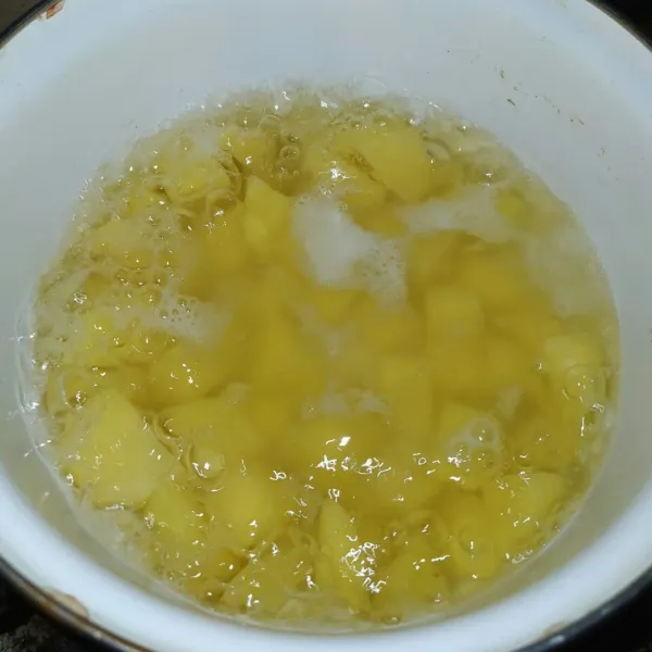 Rebus kentang hingga air mendidih dan empuk, sekitar 15 menit.