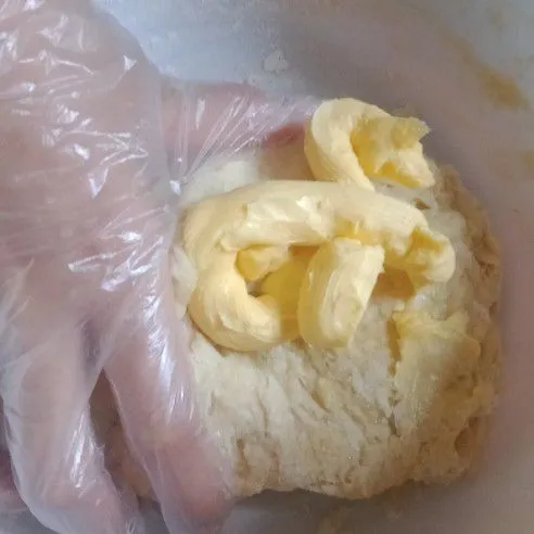 Masukkan margarin dan garam. Lalu uleni sampai kalis.