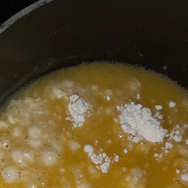 Masukkan tepung terigu dan garam sambil diaduk sampai tidak lengket pada panci