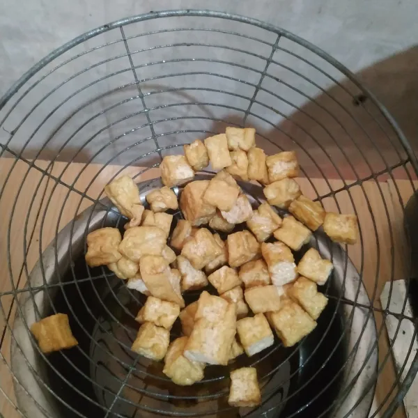 Goreng tahu setengah matang, angkat, lalu sisihkan