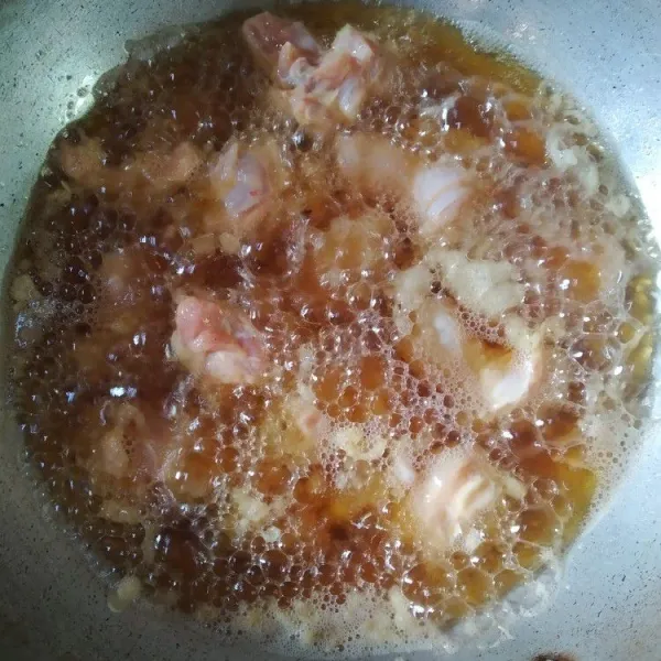 Panaskan minyak goreng, tunggu hingga benar-benar panas. Goreng ayam hingga coklat keemasan.