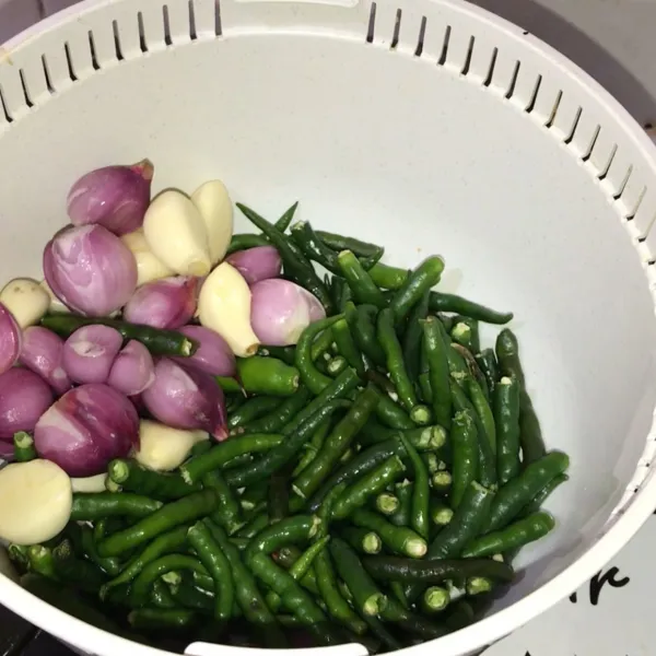 Haluskan bawang merah, bawang putih, jahe dan cabe hijau keriting.