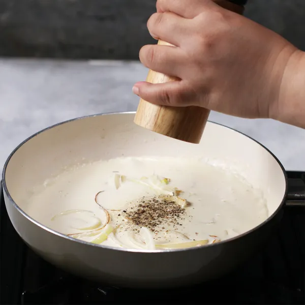 Siapkan panci, tumis bawang bombay setelah wangi dan layu masukan whip cream. Terakhir masukan garam dan lada hitam.