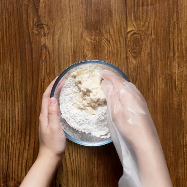 Campurkan tepung dan tahu sutra ke dalam wadah, aduk hingga merata sampai adonan lembut dan dapat dibentuk.