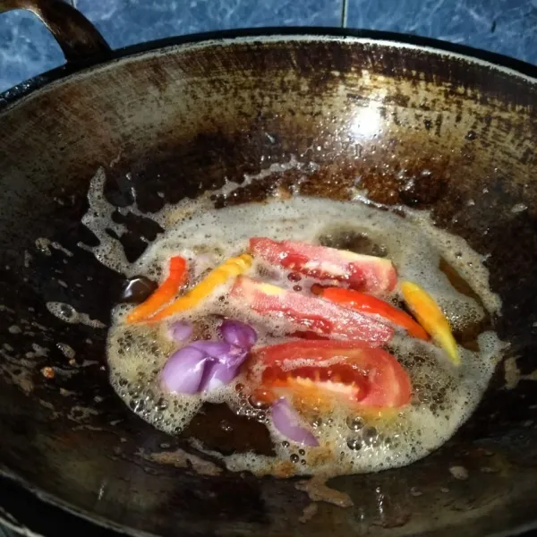 Goreng bahan sambal dengan minyak bekas goreng ikan asin.