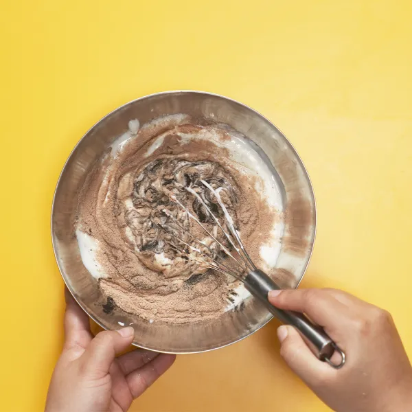 Campurkan yogurt rendah kalori dengan cocoa powder, madu, aduk rata.