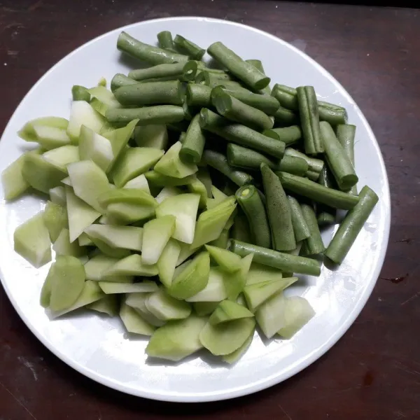 Kupas labu siam, potong sesuai selera dan buncis di potong sepanjang 3 cm.