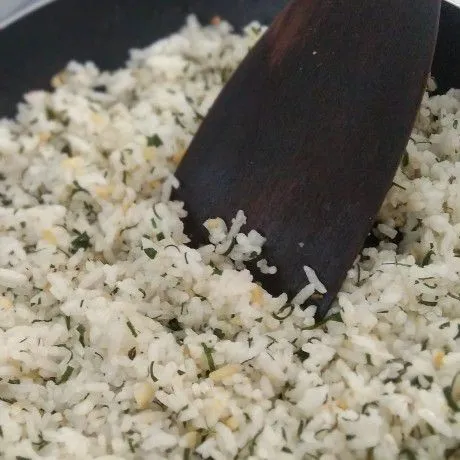 Tambahkan nasi diaduk sampai merata dan tambahkan garam. Aduk hingga merata. Bentuk nasi di ring cutter dan dipadatkan atau bentuk bulat nasi sampai padat kemudian dipipihkan.