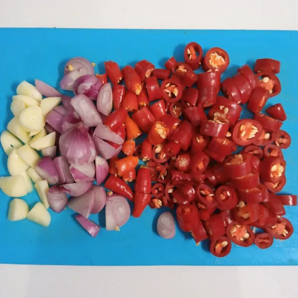 Siapkan bawang merah,bawang putih,cabai merah besar dan cabai rawit. Potong-potong.