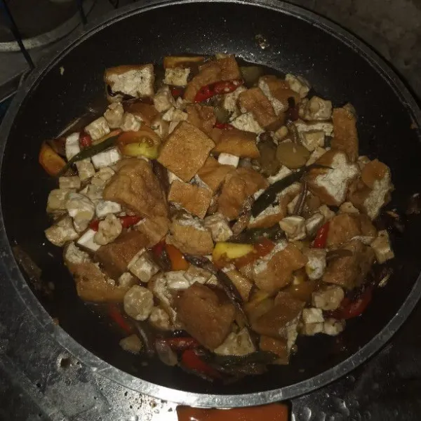 Masukan tempe, tahu aduk rata masak sampai meresap masukan kecap manis aduk lagi sampai rata dan masak sampai matang angkat dan sajikan.