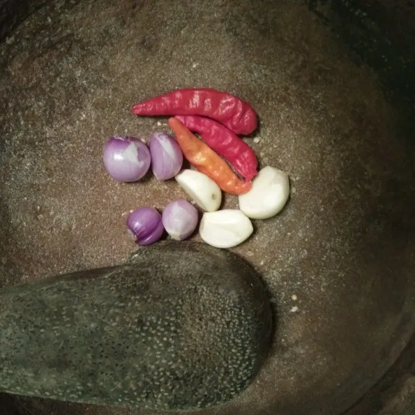 Ulek bawang merah, bawang putih, cabe rawit hingga halus.