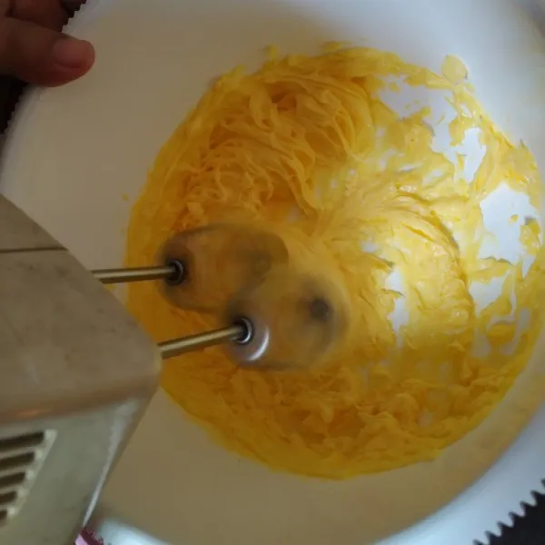 Mixer kuning telur, gula halus, margarin dan butter, asal rata saja jangan terlalu lama.