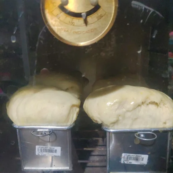 Setelah mengembang, oven di kisaran suhu 150-180 C selama kurang lebih 45 menit. Untuk ini mohon diperhatikan kembali setiap oven berbeda-beda dan boleh dicek kembali setelah 30 menit, minimal hingga atasnya terlihat kuning kecoklatan.
