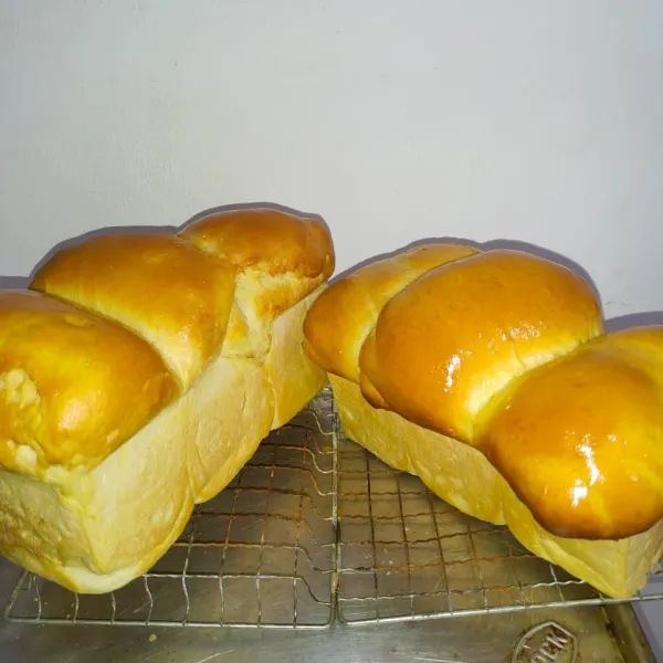 Roti yang sudah matang, oles dengan mentega bagian atasnya supaya ada rasa asin dan roti siap disajikan.