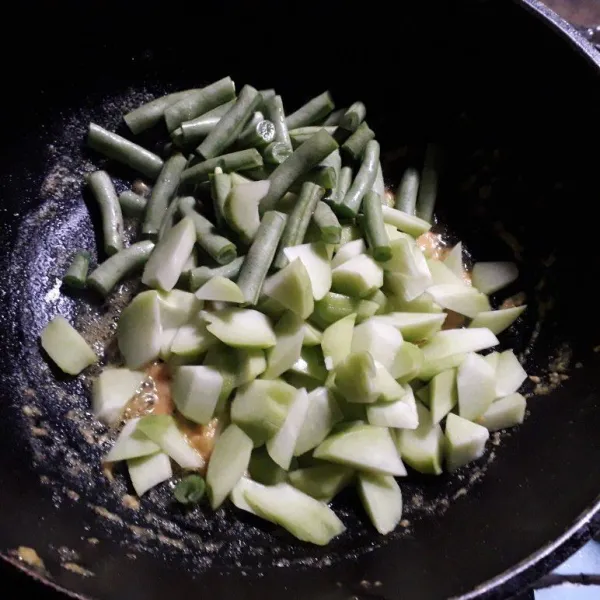 Masukkan labu siam dan buncis, aduk rata.