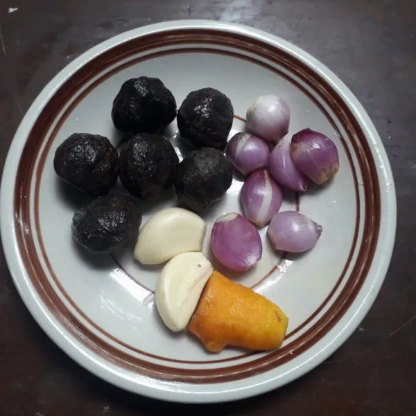 Siapkan kemiri, bawang merah, bawang putih dan kunyit.