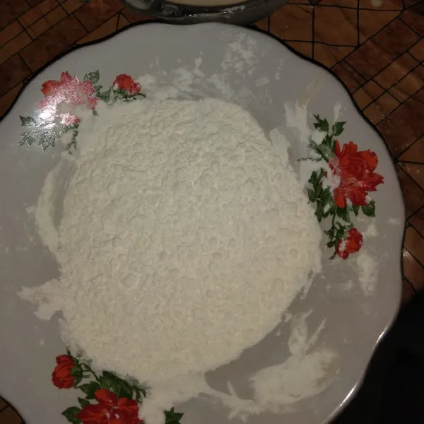Campurkan tepung terigu, tepung maizena, kaldu bubuk garam, dan merica bubuk. Aduk rata