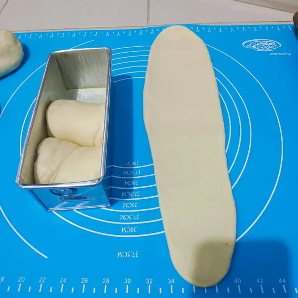 Pipihkam adonan yang sudah kita diamkan tadi dengan rolingpin atau boleh memggunakan botol sirup, lalu gulung dan di masukkan kedalam loyang agak dipadatkan saat memasukkan adonannya.
