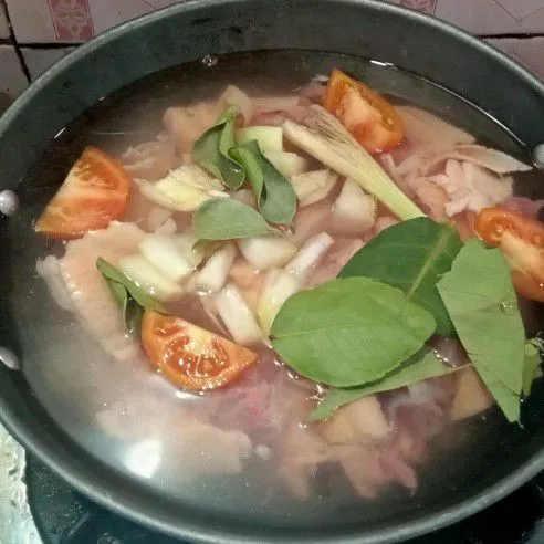 Tambahkan bawang bombay, serai, daun salam, tomat dan daun jeruk. Rebus 15 menit.