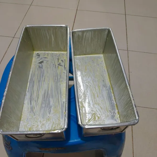 Siapkan loyang yang sudah di oles margarin.