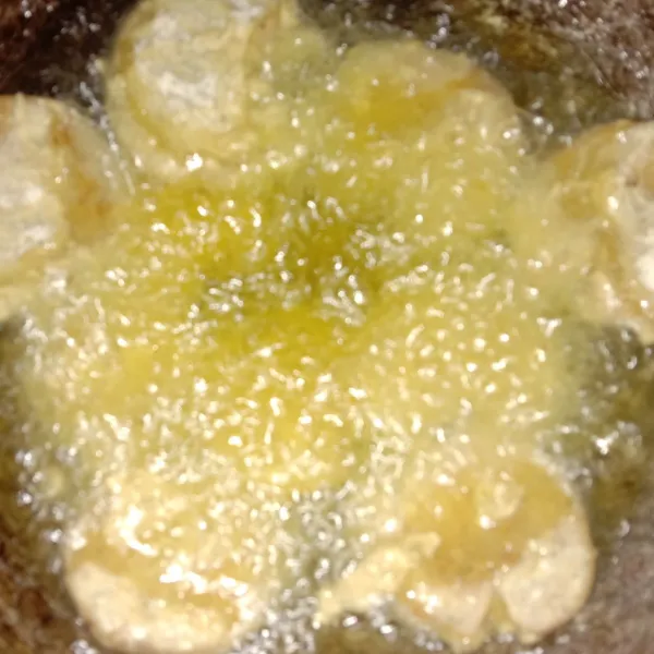 Lalu goreng hingga kecoklatan.