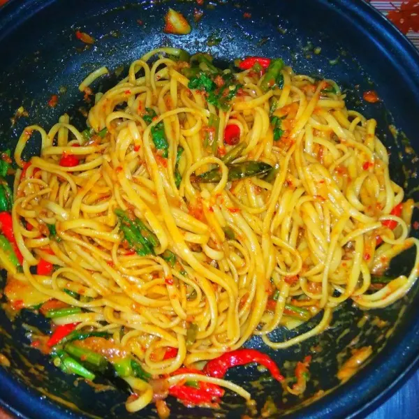 Masukan spaghetti matang dan saus spaghetti, aduk hingga rata hingga bumbu meresap, matikan api dan siap disajikan