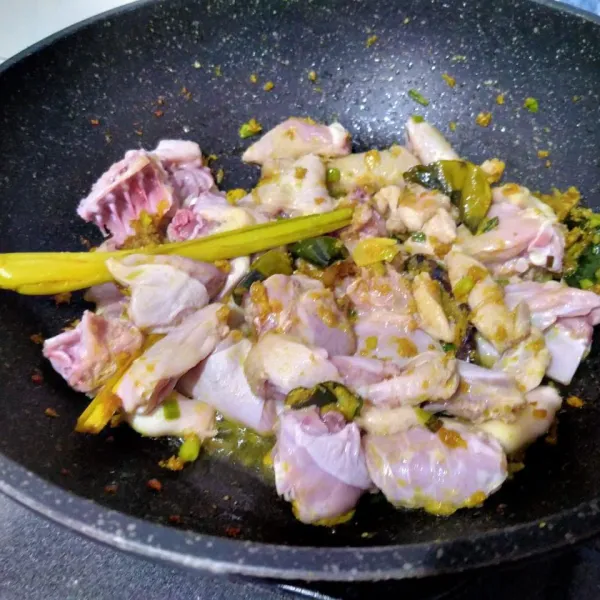 Lalu masukkan daging bebek. Aduk dan masak hingga berubah warna. Kemudian tuang secukupnya air.