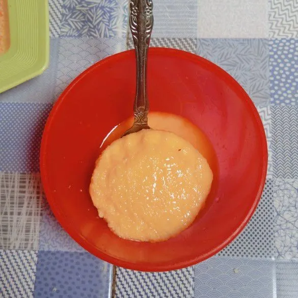 Masukkan roti pada telur