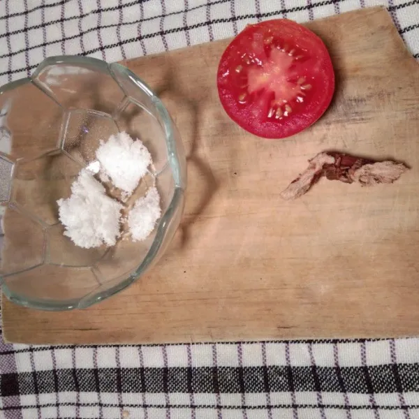 Masukkan irisan tomat, laos, garam, gula dan kaldu jamur.