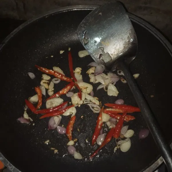 Siapkan pan panaskan minyak lalu tumis bawang putih, bawang merah sampai harum masukan cabe dan aduk rata.