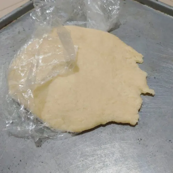 Untuk bahan biang, campurkan tepung dengan air mendidih (suhu kurang lebih 90C). Lalu adon menggunakan spatila hingga kalis. Tutup dengan plastik wrap dan diamkan minimal semalaman di kulkas.