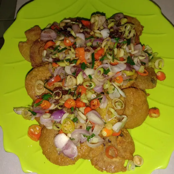 Tuang bahan sambal ke atas jengkol. Siap disantap dengan nasi panas.