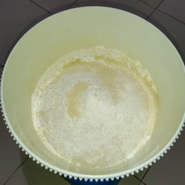 Campurkan bahan A dan aduk hingga rata semua.
